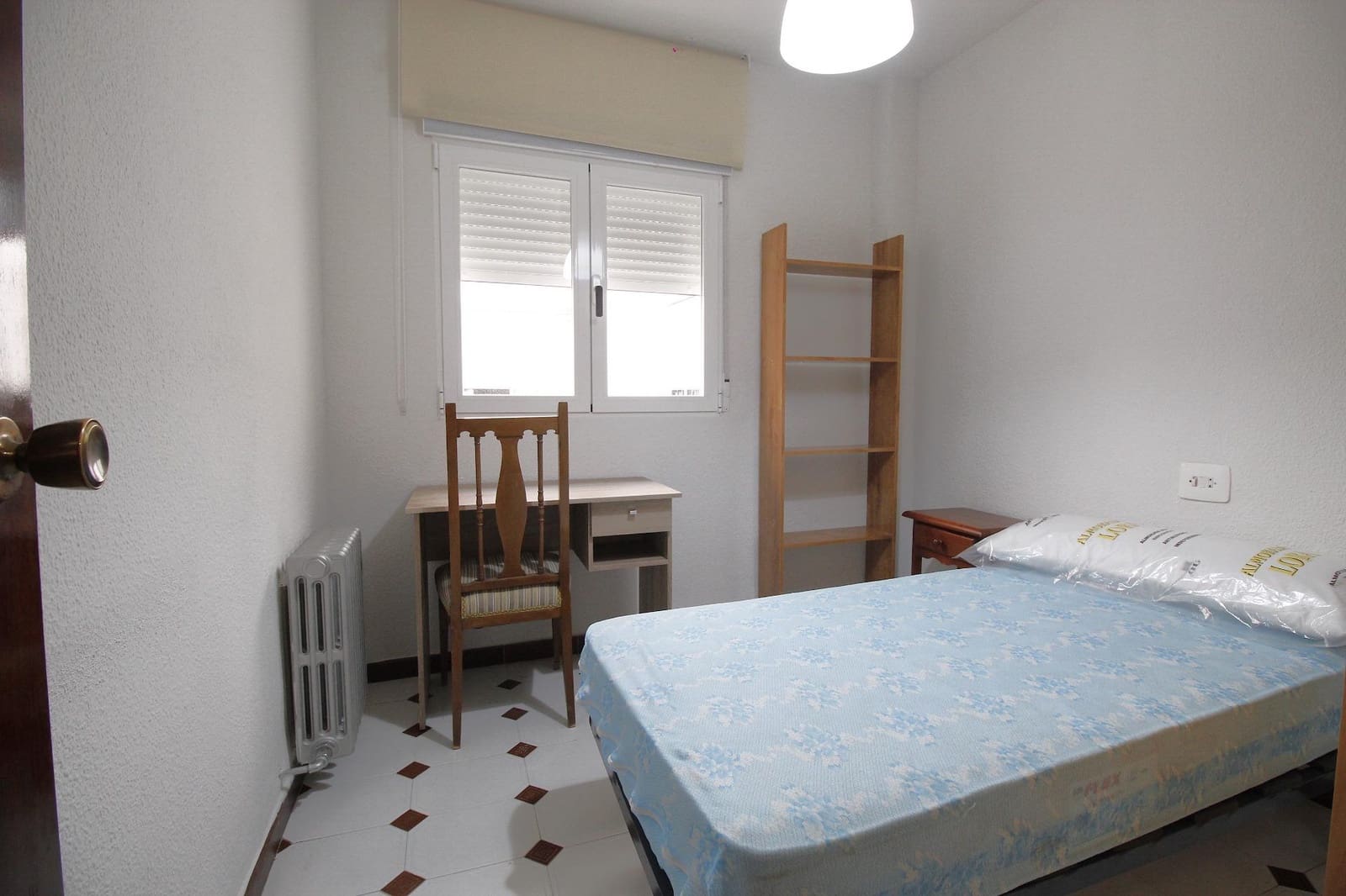 4 bedroom Flat for rent in Granada city - € 1,000 (Ref: 9434126)