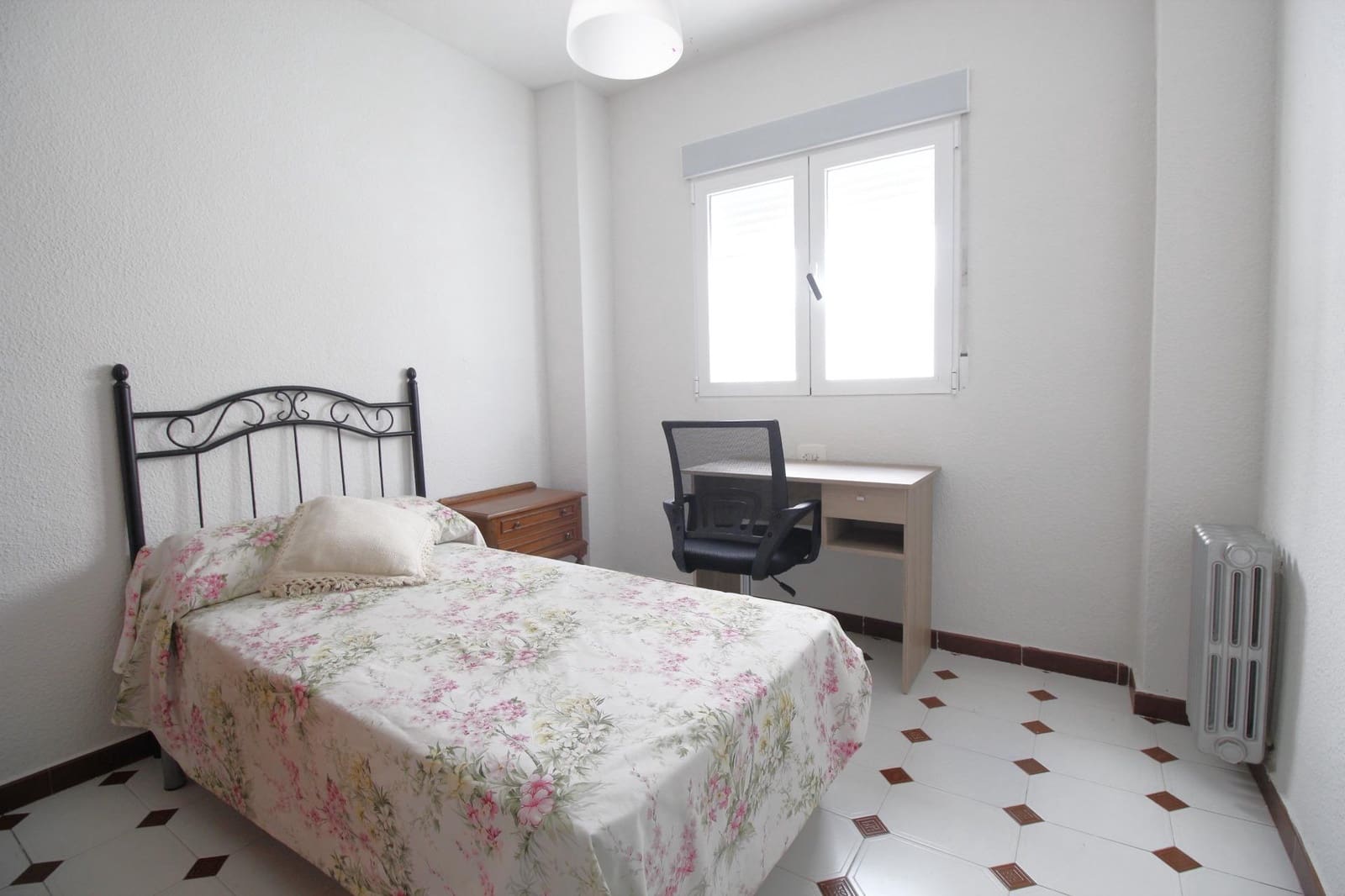 4 bedroom Flat for rent in Granada city - € 1,000 (Ref: 9434126)