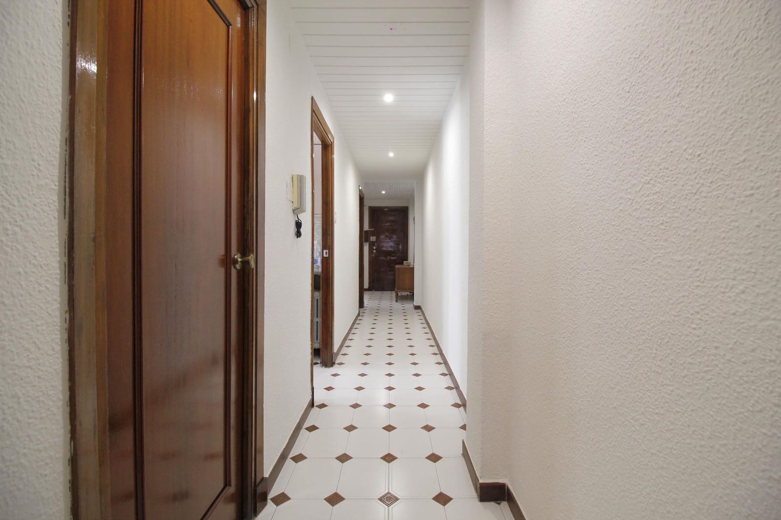 4 bedroom Flat for rent in Granada city - € 1,000 (Ref: 9434126)