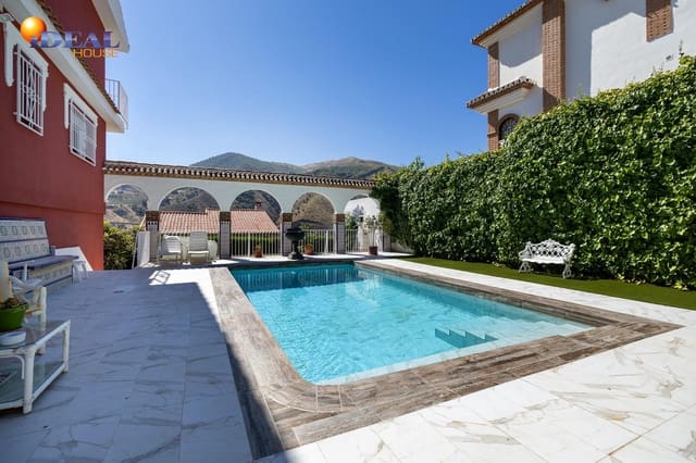 4 quarto Moradia para venda em Pinos Genil com piscina - 420 000 € (Ref: 9434130)