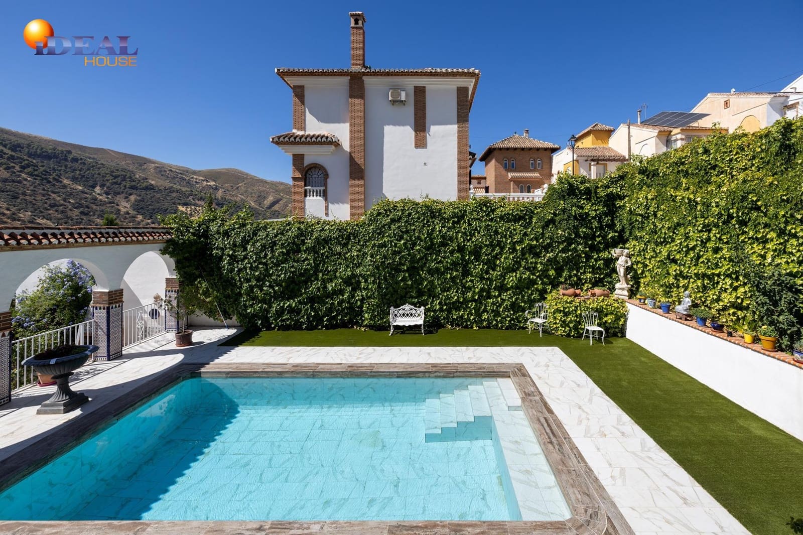 4 quarto Moradia para venda em Pinos Genil com piscina - 420 000 € (Ref: 9434130)