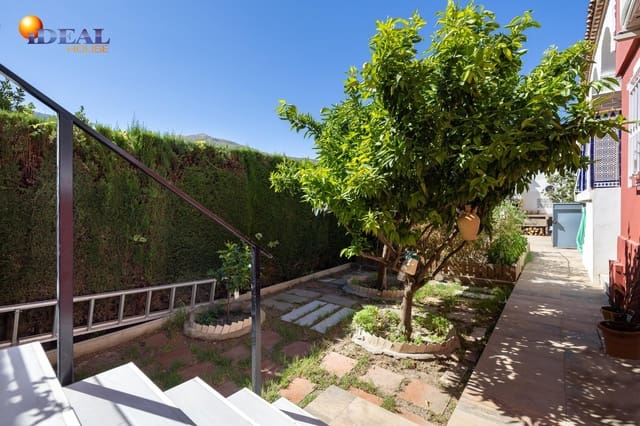 4 quarto Moradia para venda em Pinos Genil com piscina - 420 000 € (Ref: 9434130)