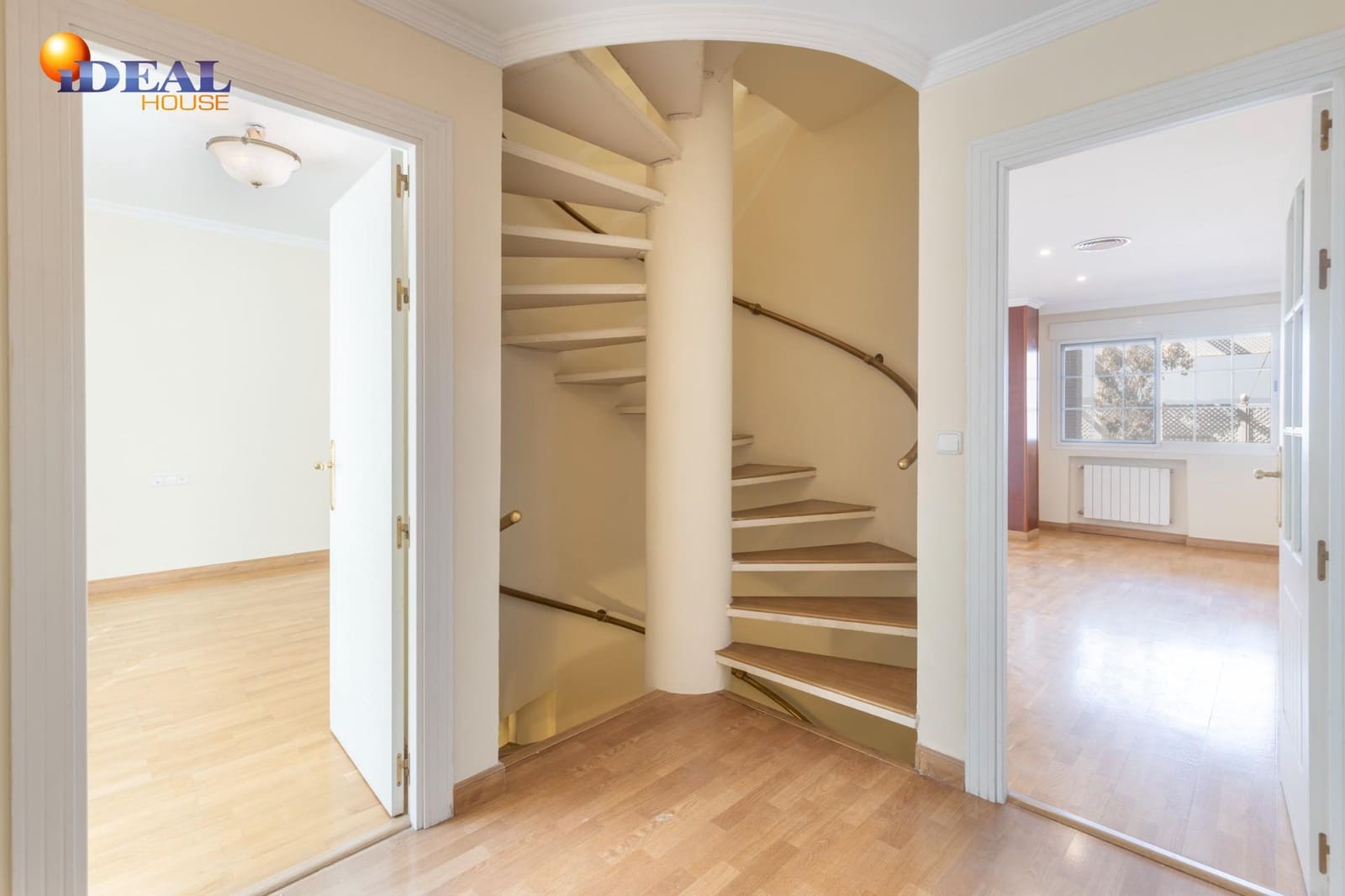 4 soverom Rekkehus til salgs i Granada by med svømmebasseng garasje - € 565 000 (Ref: 9434132)