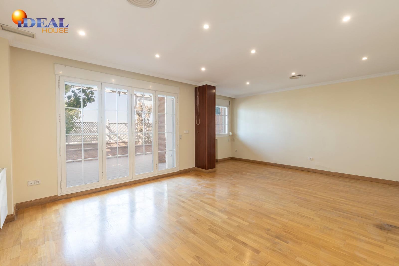 4 soverom Rekkehus til salgs i Granada by med svømmebasseng garasje - € 565 000 (Ref: 9434132)