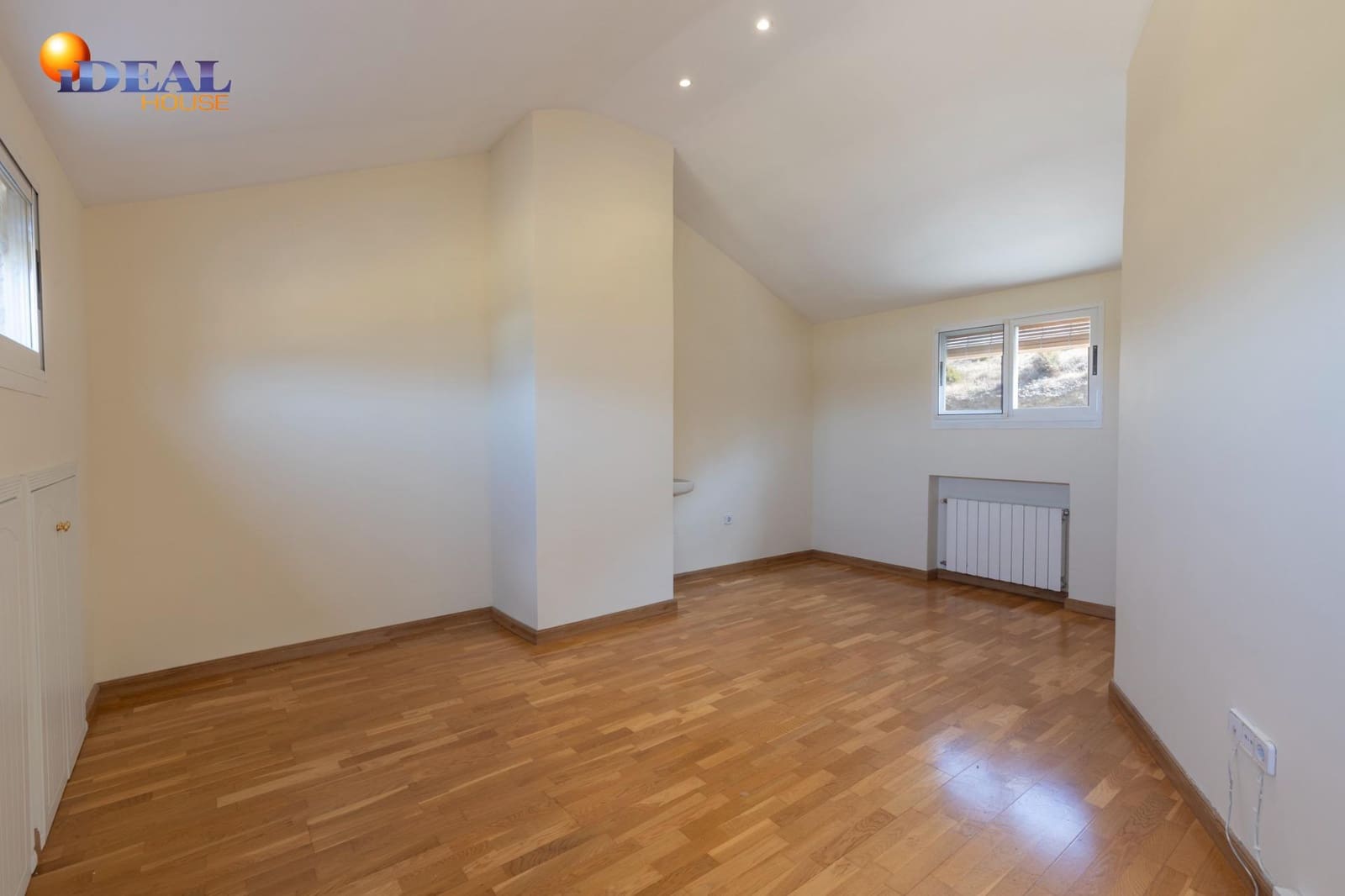 4 soverom Rekkehus til salgs i Granada by med svømmebasseng garasje - € 565 000 (Ref: 9434132)