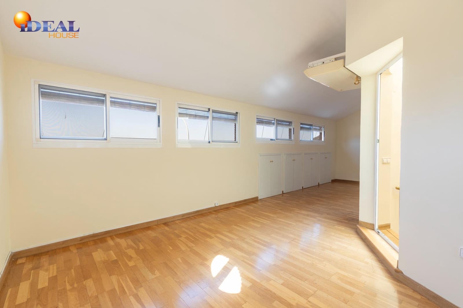 4 soverom Rekkehus til salgs i Granada by med svømmebasseng garasje - € 565 000 (Ref: 9434132)