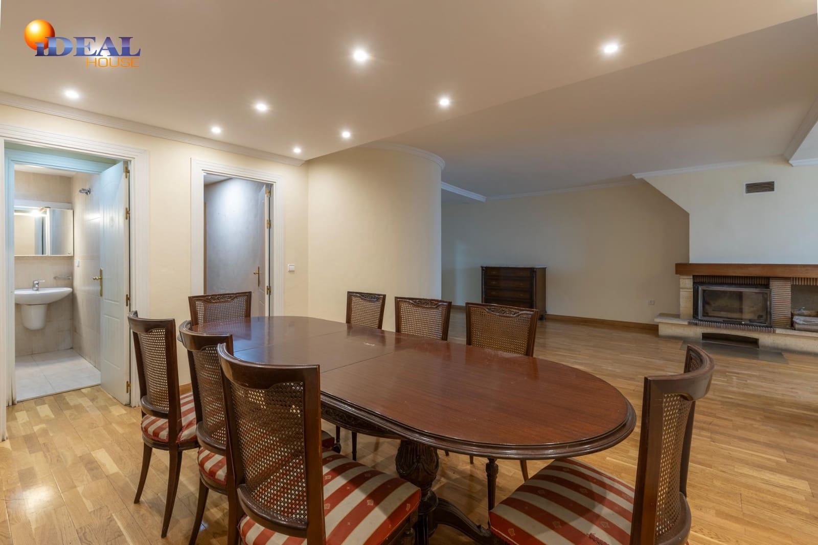 4 soverom Rekkehus til salgs i Granada by med svømmebasseng garasje - € 565 000 (Ref: 9434132)