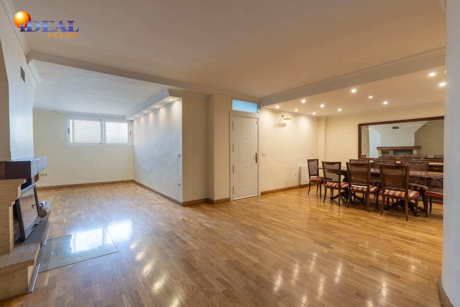 4 soverom Rekkehus til salgs i Granada by med svømmebasseng garasje - € 565 000 (Ref: 9434132)