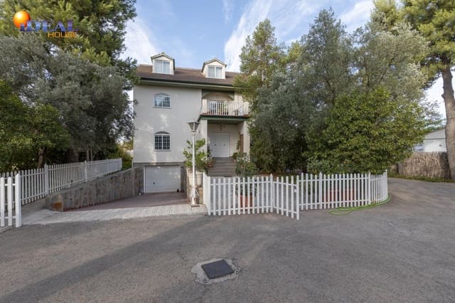 Chalet de 8 habitaciones en Atarfe en venta con piscina garaje - 740.000 € (Ref: 9434145)