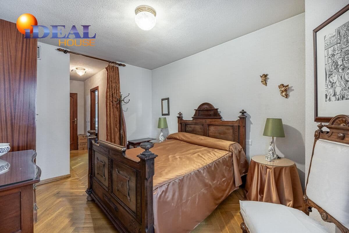 3 bedroom Flat for sale in Granada city with garage - € 385,000 (Ref: 9434150)