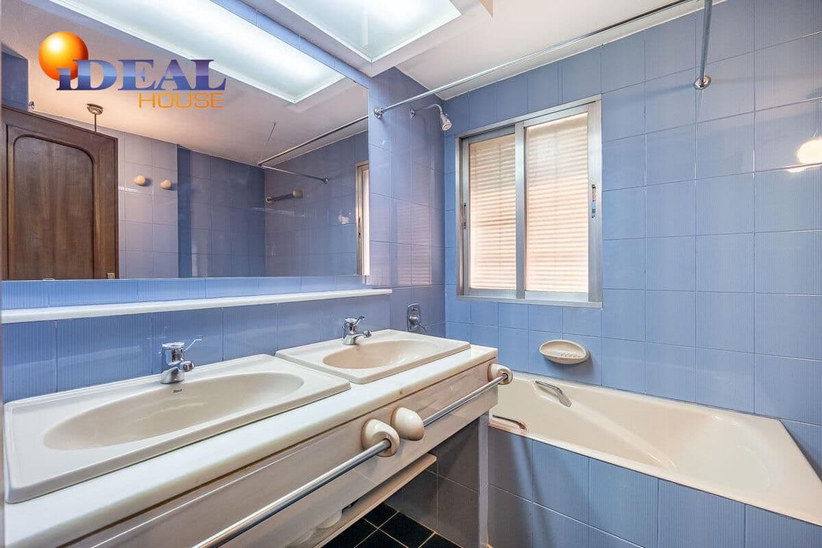 3 bedroom Flat for sale in Granada city with garage - € 385,000 (Ref: 9434150)