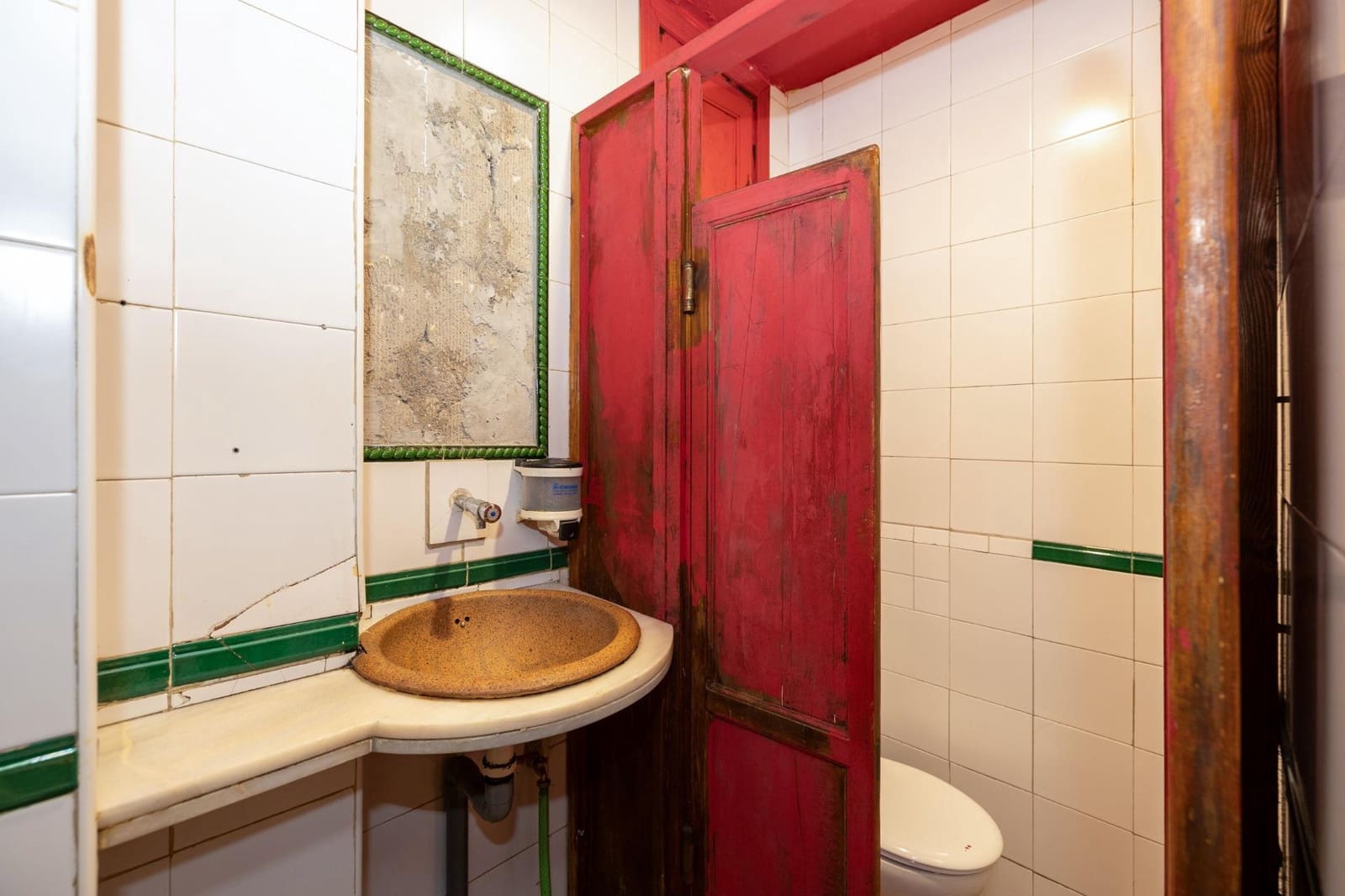 Commercial for sale in Granada city - € 140,000 (Ref: 9434152)