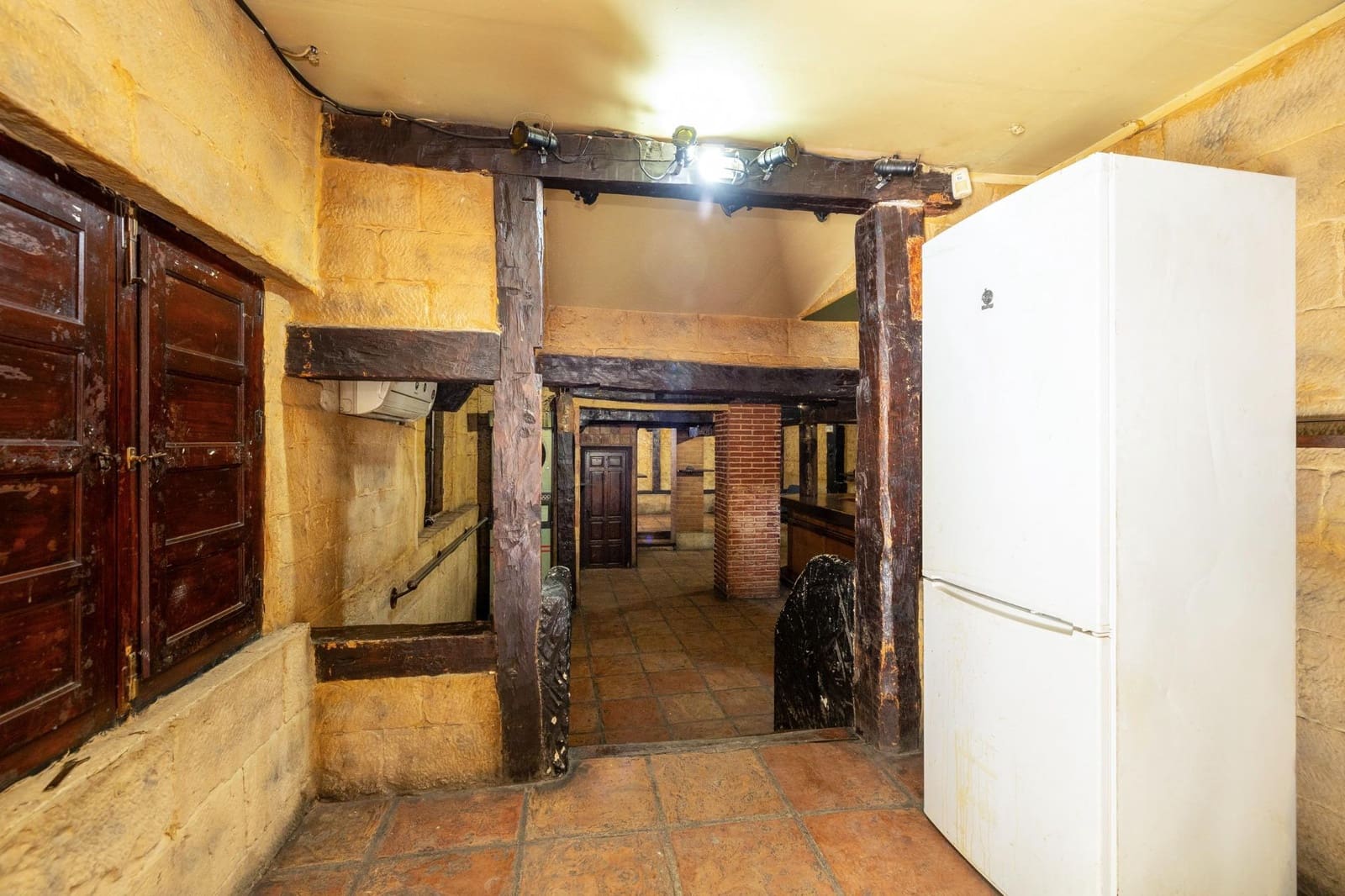 Commercial for sale in Granada city - € 140,000 (Ref: 9434152)