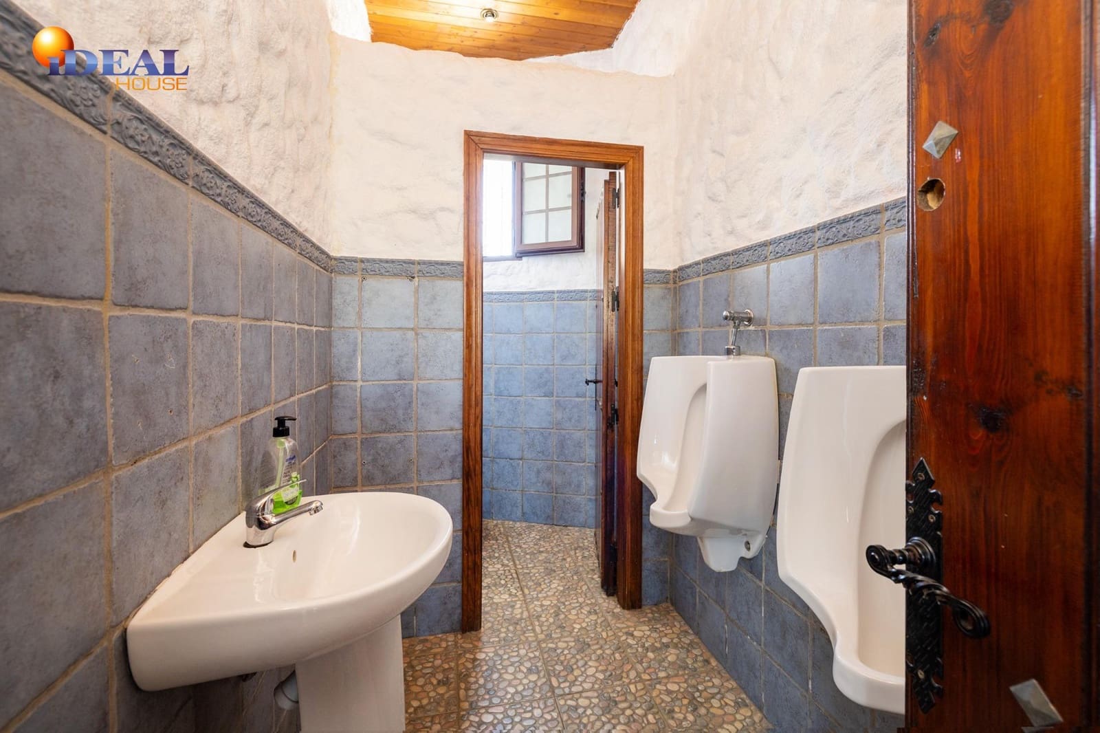 Bar/Restaurante de 4 habitaciones en Huéneja en venta - 245.000 € (Ref: 9434167)