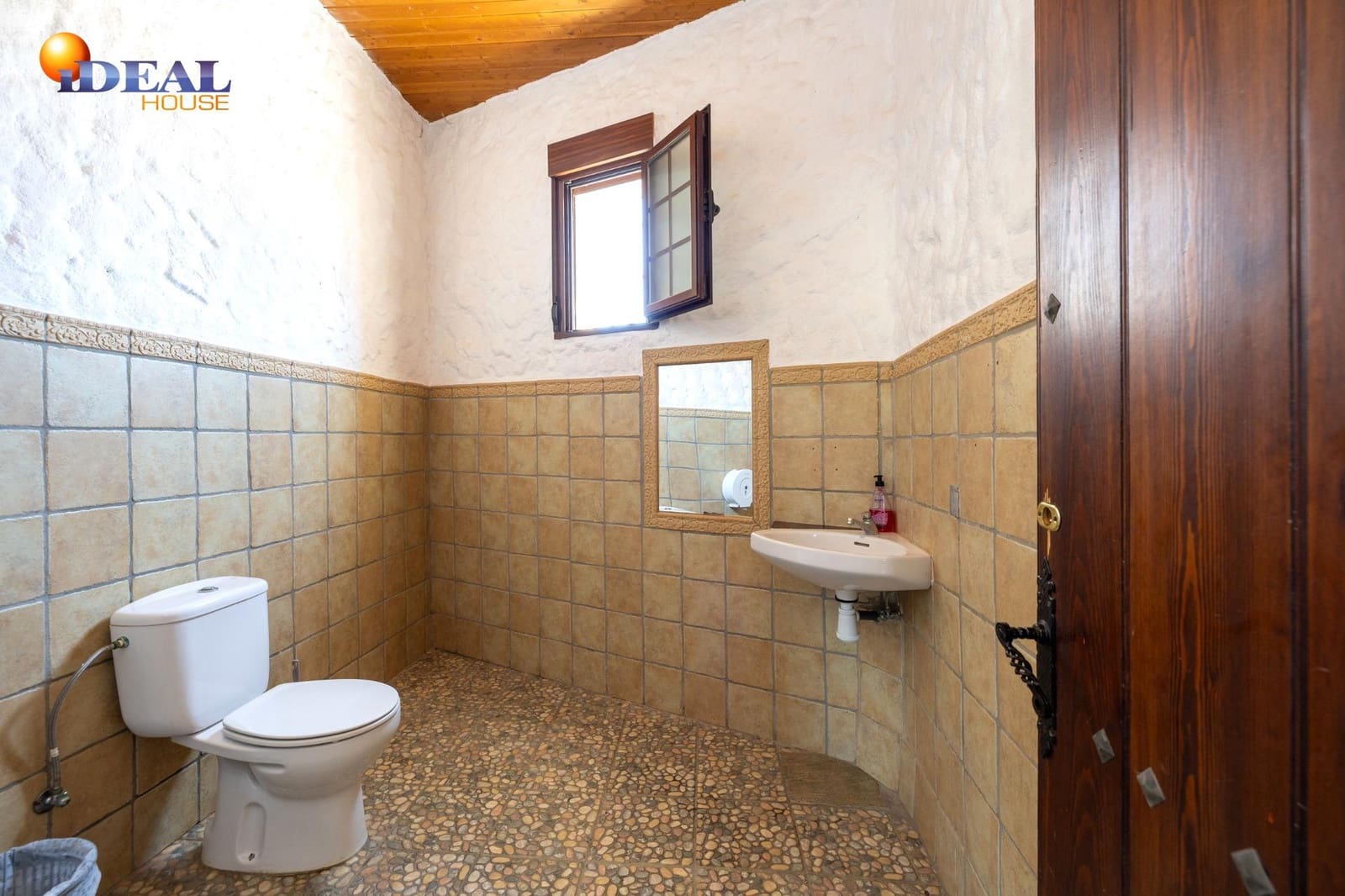 Bar/Restaurante de 4 habitaciones en Huéneja en venta - 245.000 € (Ref: 9434167)