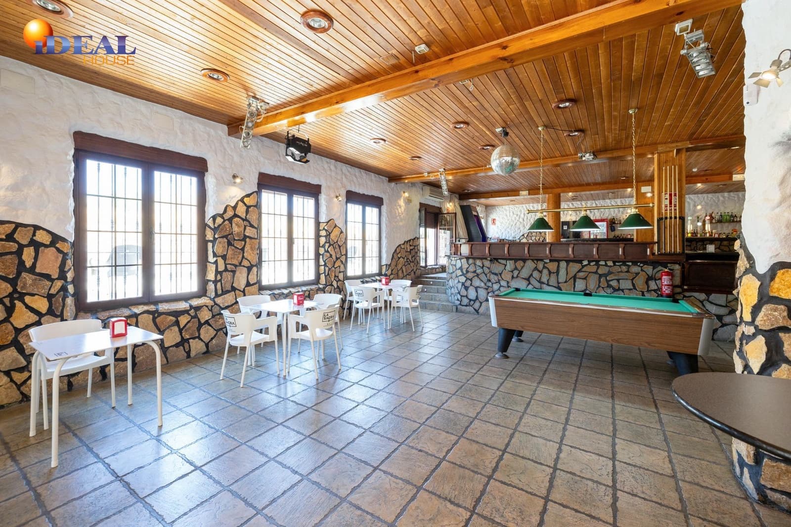 Bar/Restaurante de 4 habitaciones en Huéneja en venta - 245.000 € (Ref: 9434167)