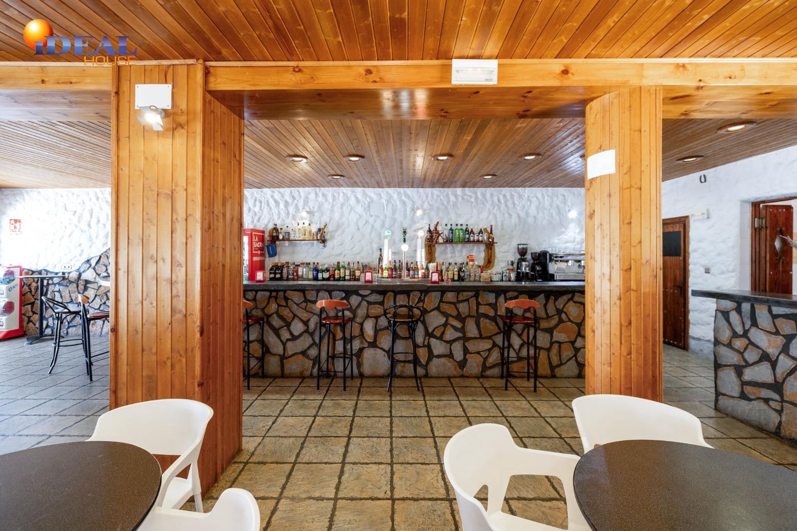 Bar/Restaurante de 4 habitaciones en Huéneja en venta - 245.000 € (Ref: 9434167)