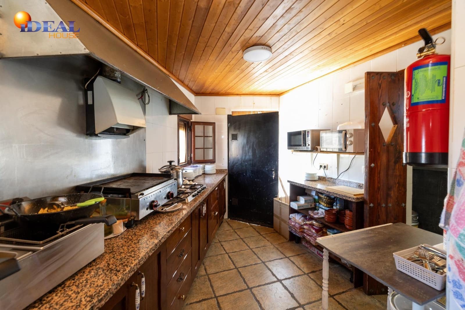 Bar/Restaurante de 4 habitaciones en Huéneja en venta - 245.000 € (Ref: 9434167)