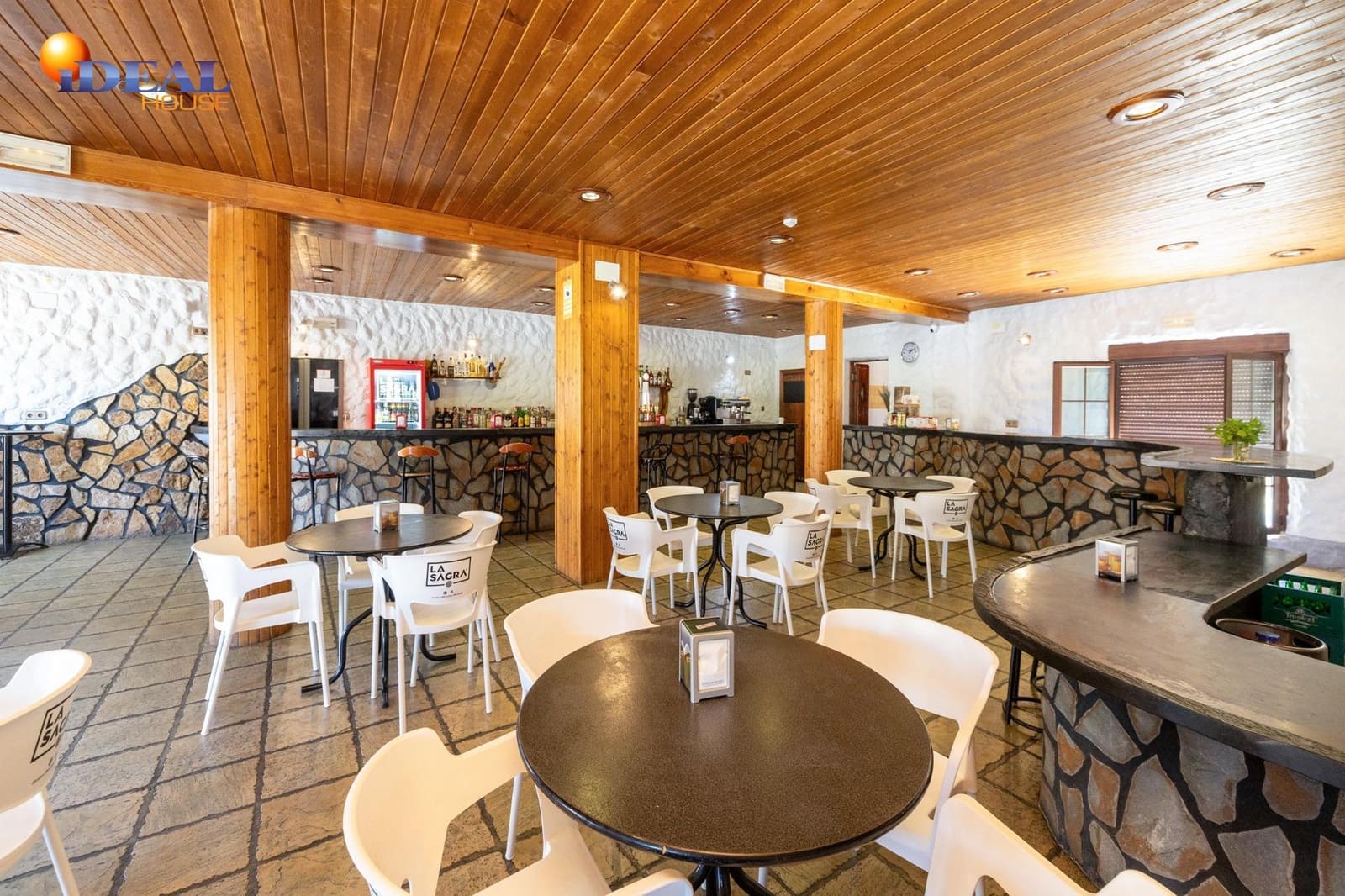Bar/Restaurante de 4 habitaciones en Huéneja en venta - 245.000 € (Ref: 9434167)