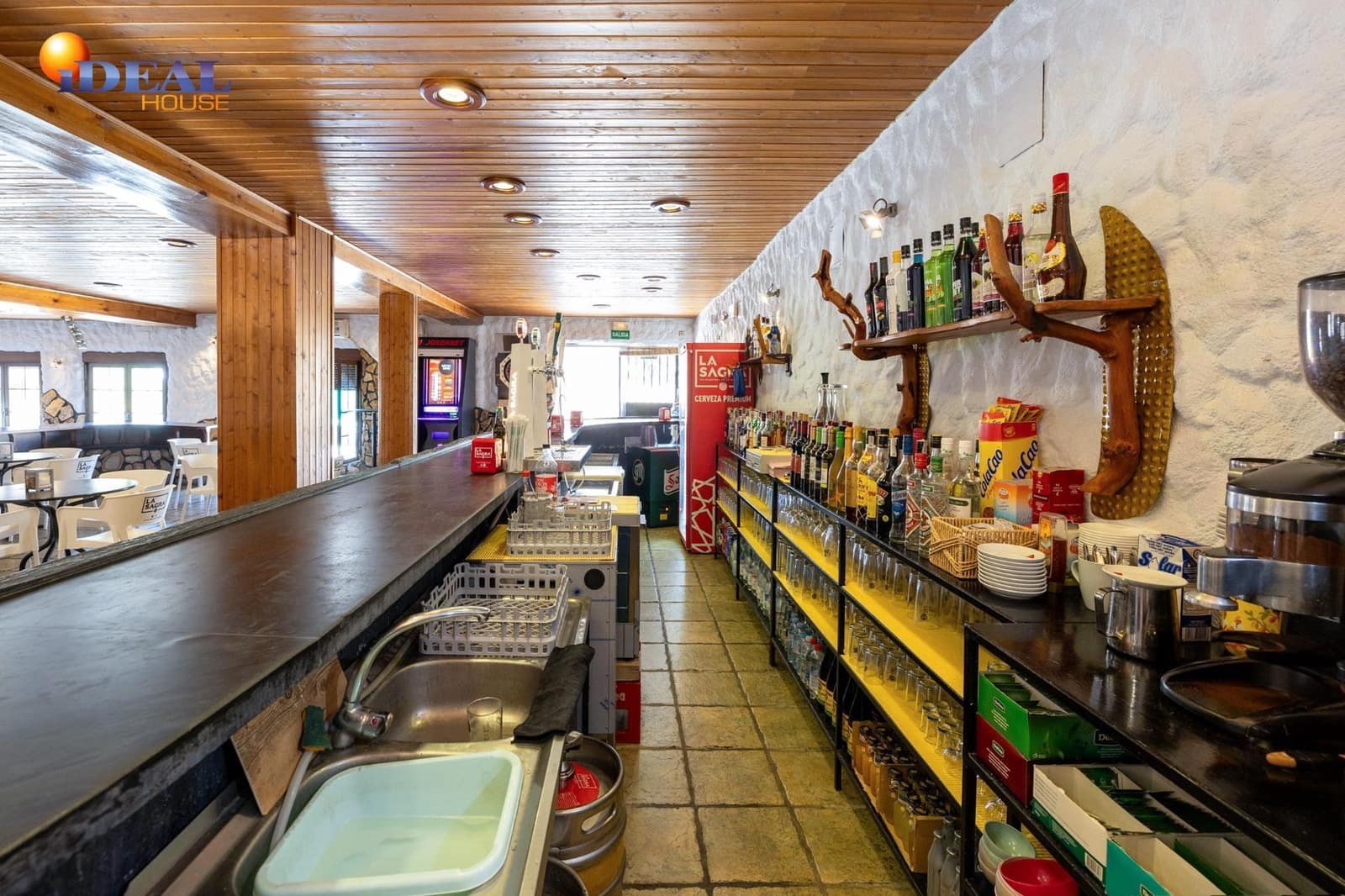 Bar/Restaurante de 4 habitaciones en Huéneja en venta - 245.000 € (Ref: 9434167)