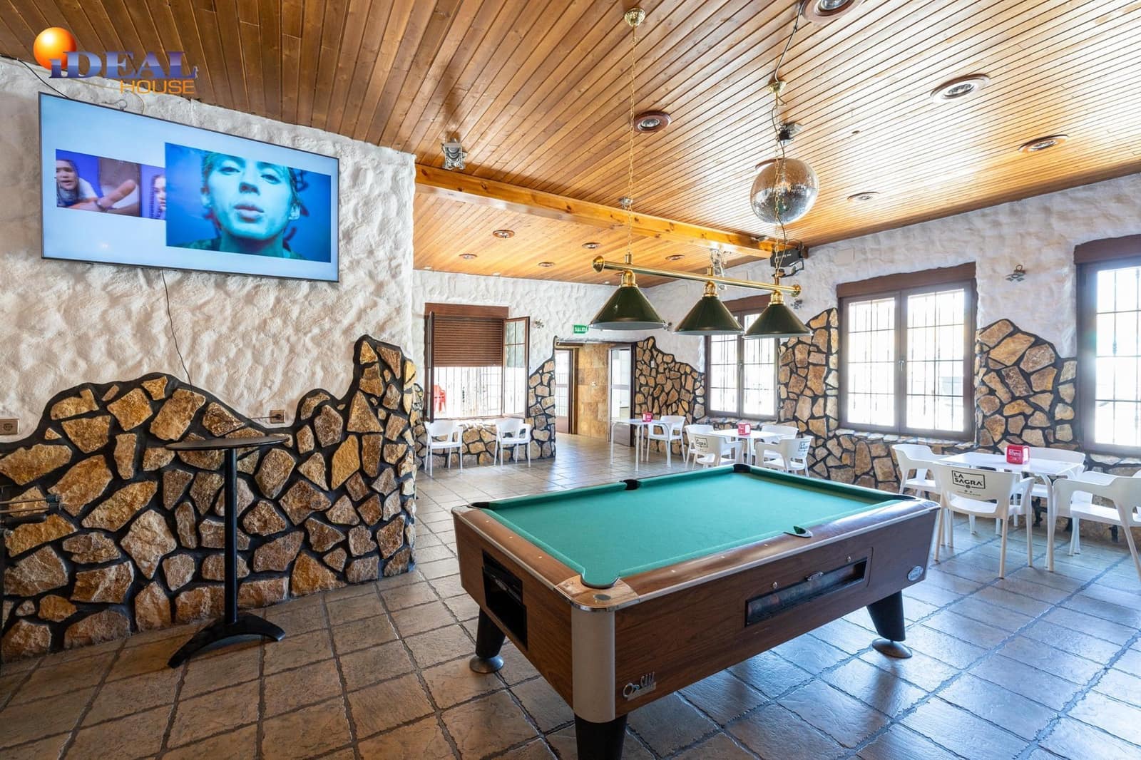 Bar/Restaurante de 4 habitaciones en Huéneja en venta - 245.000 € (Ref: 9434167)