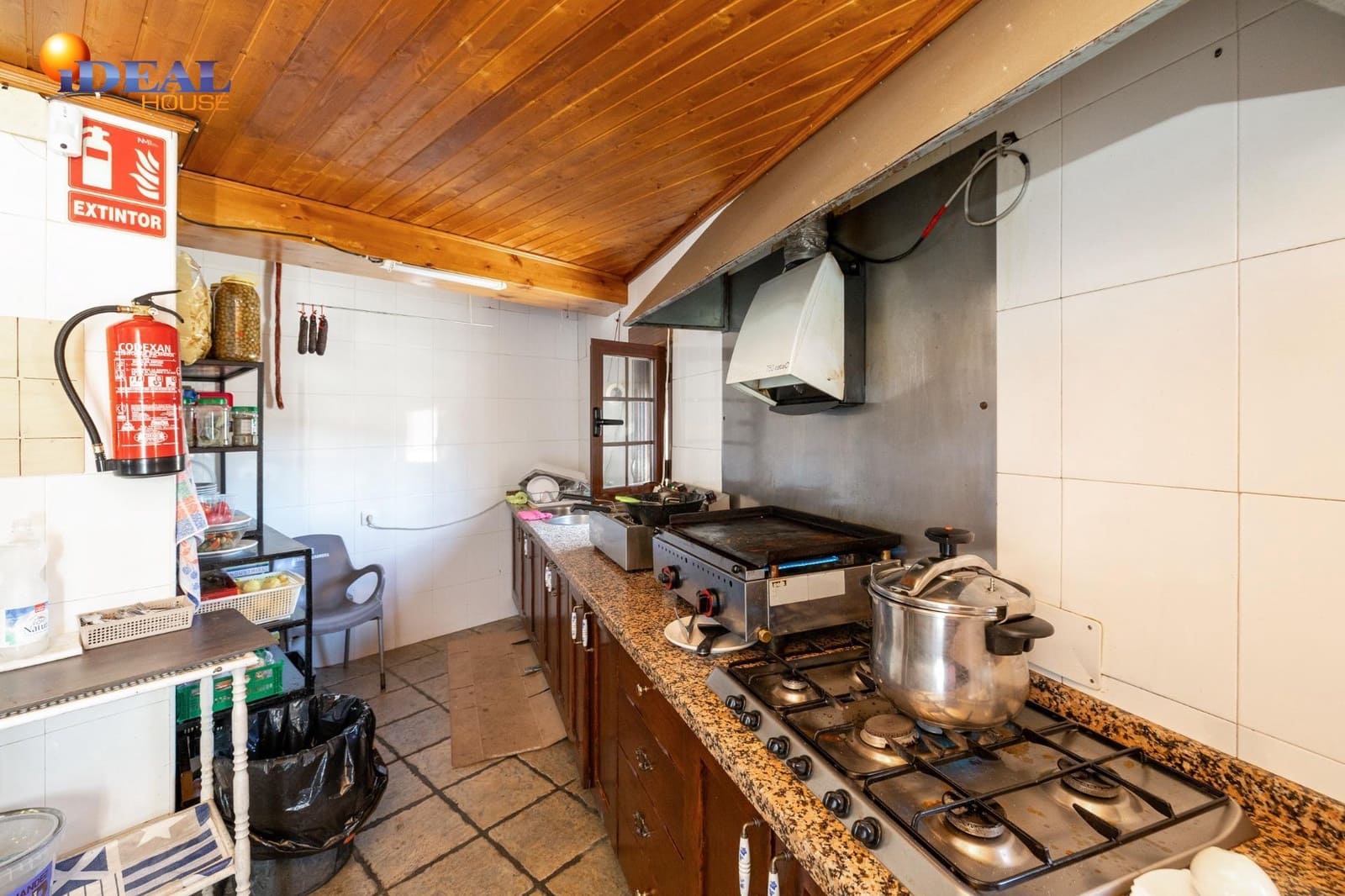 Bar/Restaurante de 4 habitaciones en Huéneja en venta - 245.000 € (Ref: 9434167)