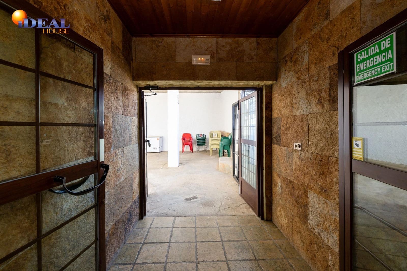 Bar/Restaurante de 4 habitaciones en Huéneja en venta - 245.000 € (Ref: 9434167)