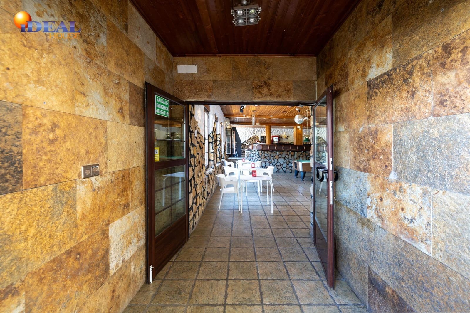 Bar/Restaurante de 4 habitaciones en Huéneja en venta - 245.000 € (Ref: 9434167)