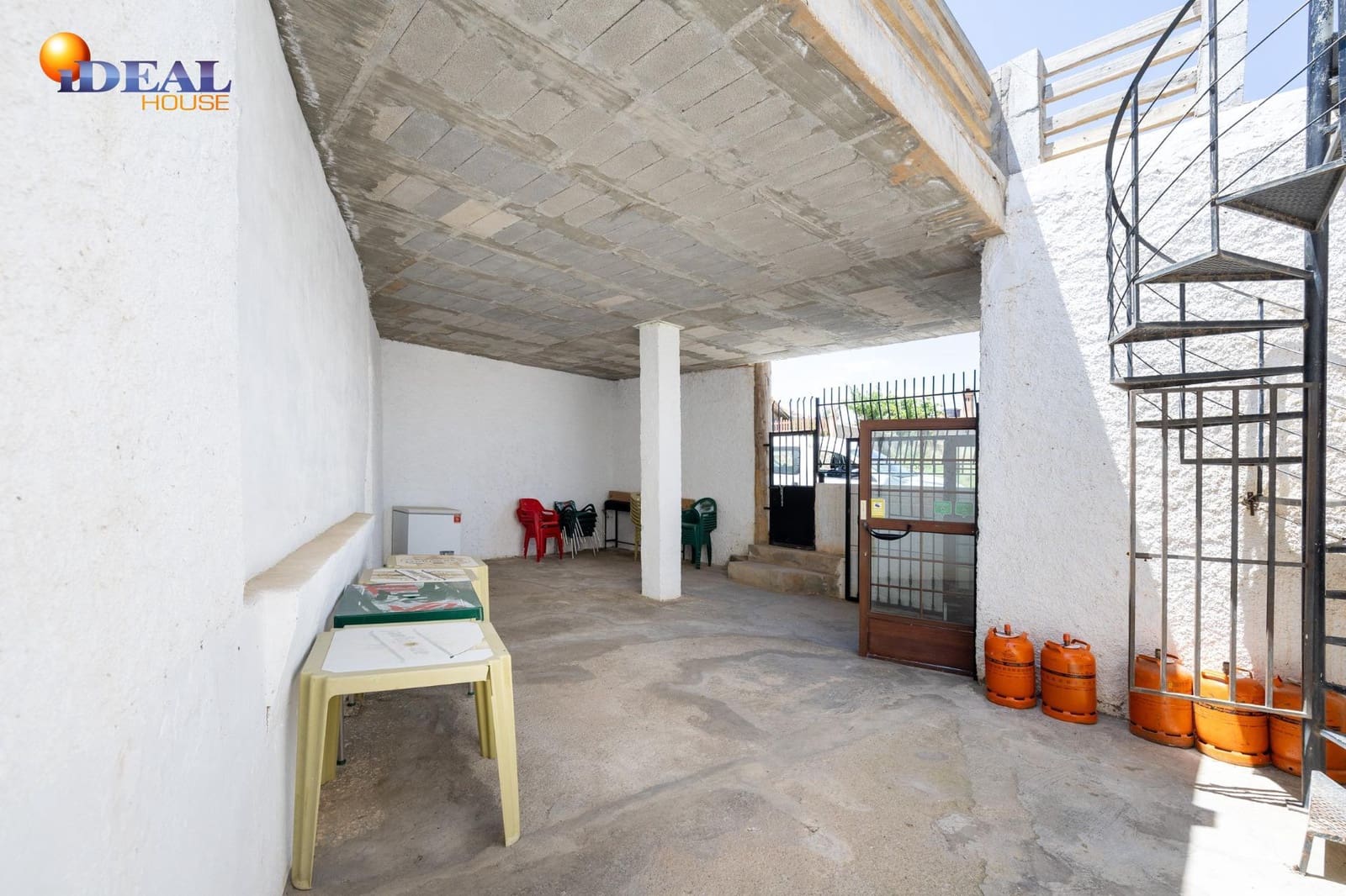 Bar/Restaurante de 4 habitaciones en Huéneja en venta - 245.000 € (Ref: 9434167)