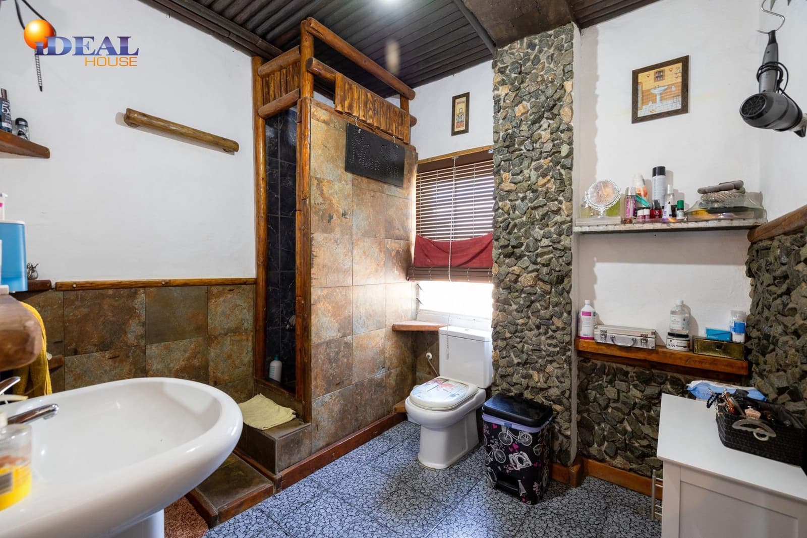 Bar/Restaurante de 4 habitaciones en Huéneja en venta - 245.000 € (Ref: 9434167)