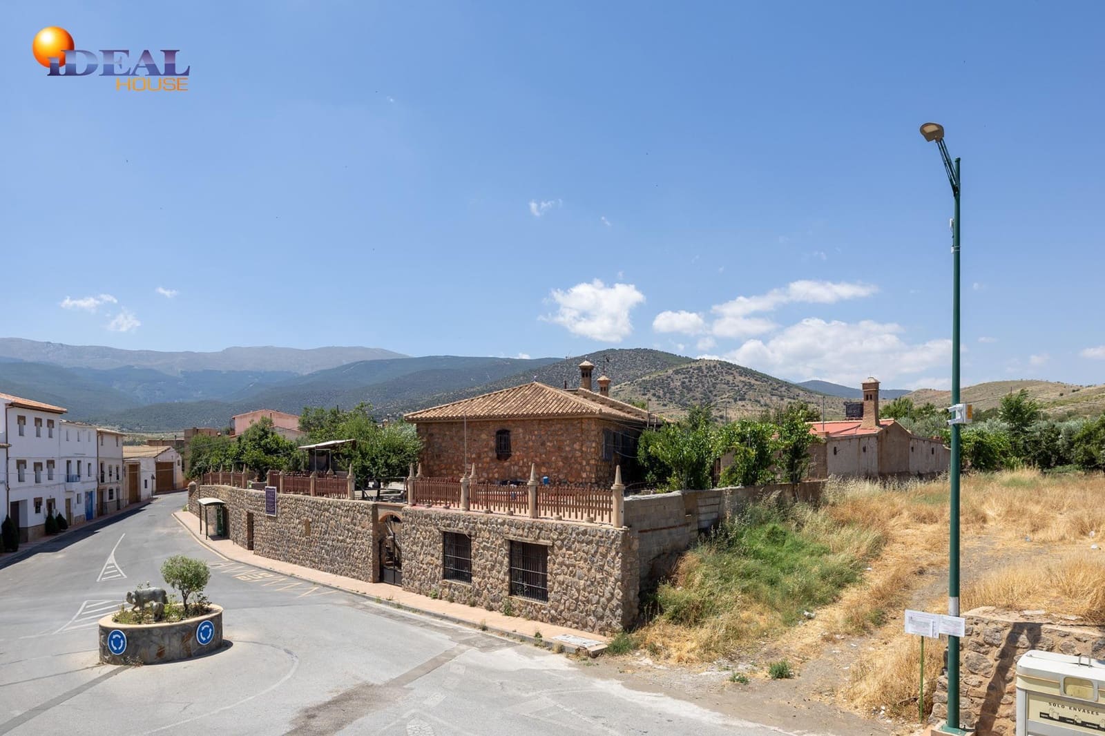 Bar/Restaurante de 4 habitaciones en Huéneja en venta - 245.000 € (Ref: 9434167)