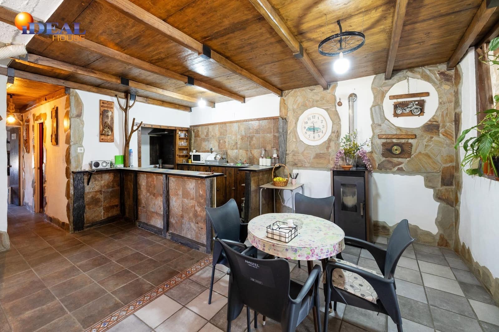 Bar/Restaurante de 4 habitaciones en Huéneja en venta - 245.000 € (Ref: 9434167)