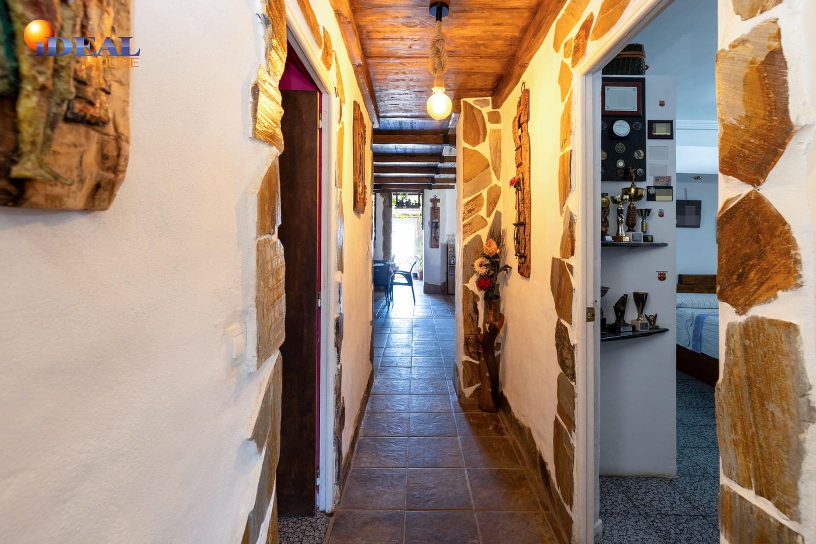 Bar/Restaurante de 4 habitaciones en Huéneja en venta - 245.000 € (Ref: 9434167)