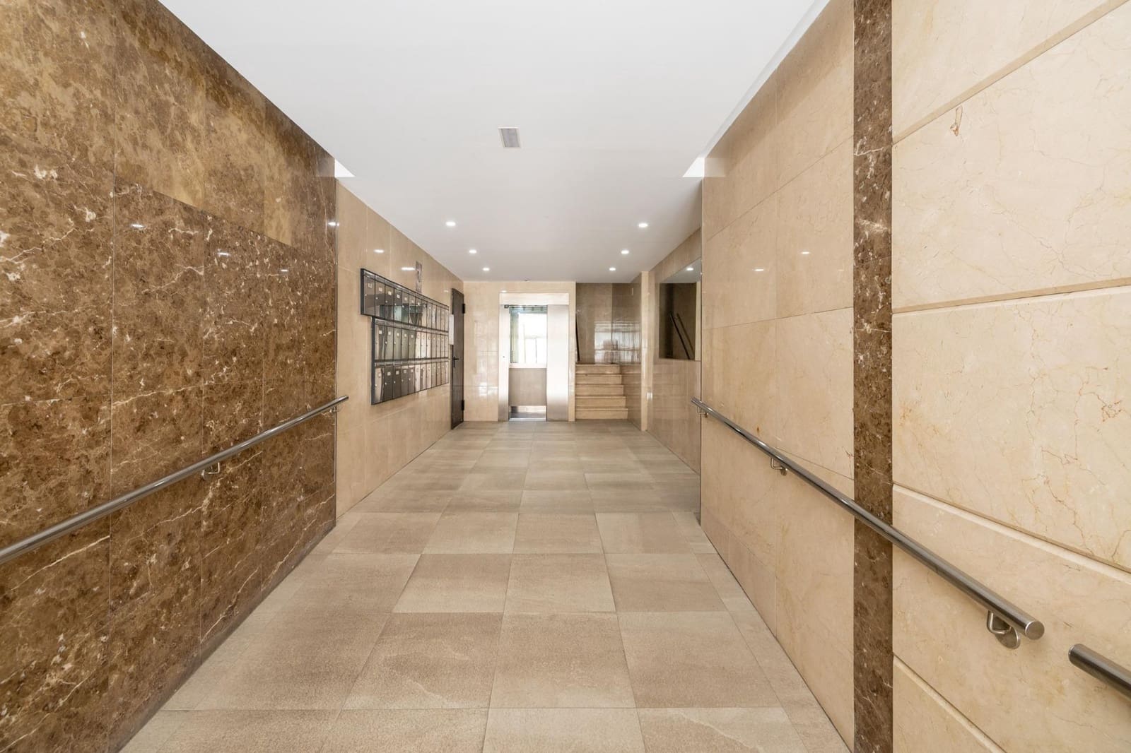 4 bedroom Flat for sale in Granada city - € 330,000 (Ref: 9434170)