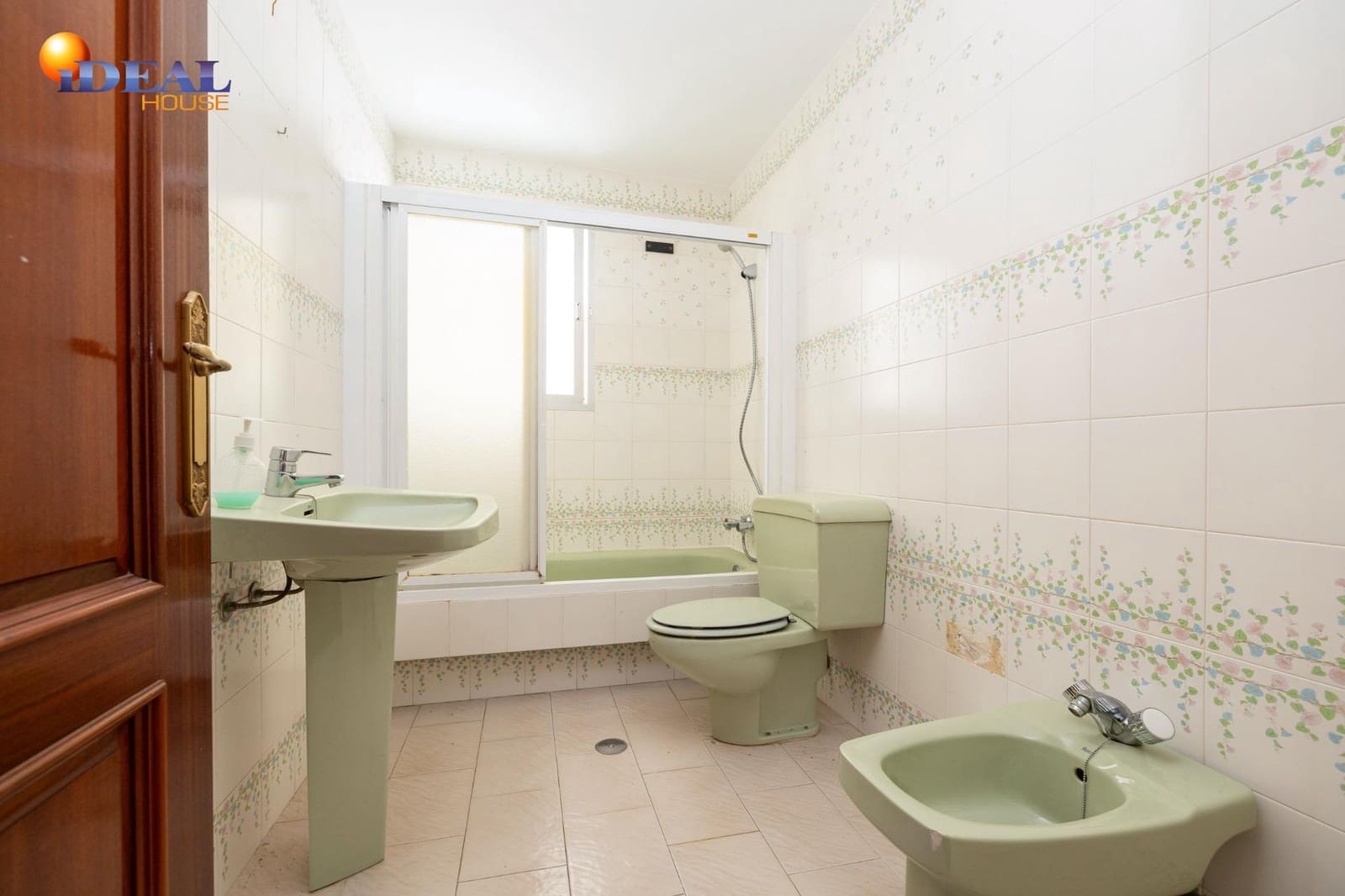 4 bedroom Flat for sale in Alcala la Real with garage - € 235,000 (Ref: 9434175)