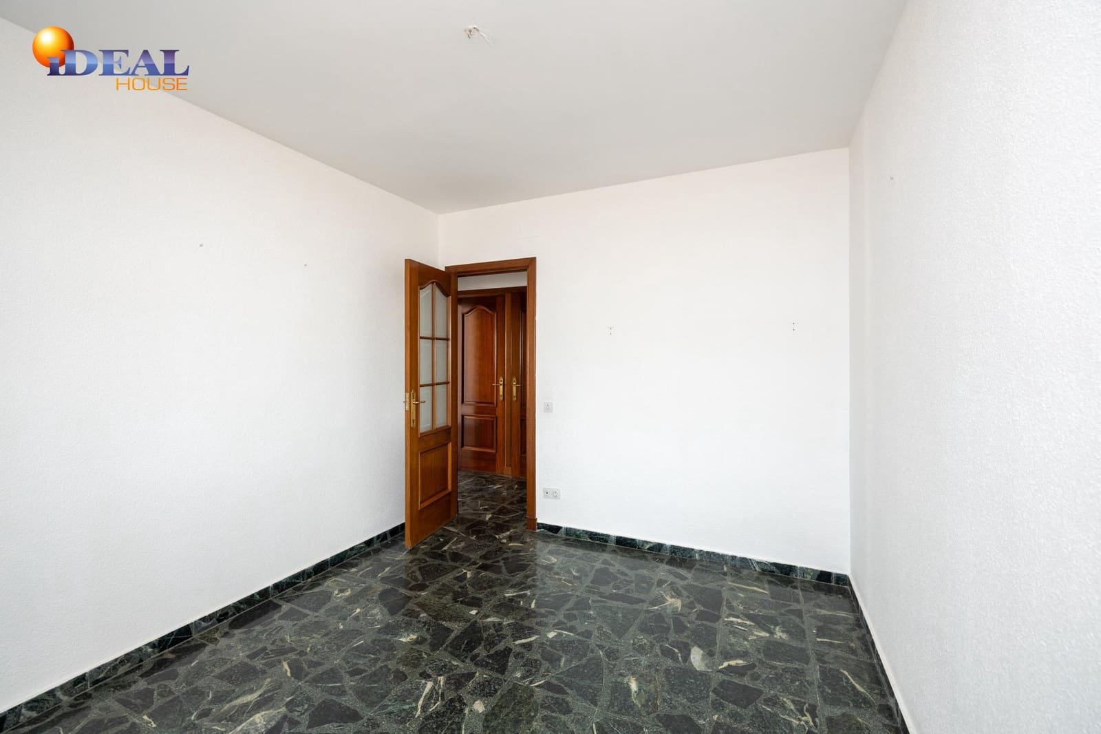 4 bedroom Flat for sale in Alcala la Real with garage - € 235,000 (Ref: 9434175)