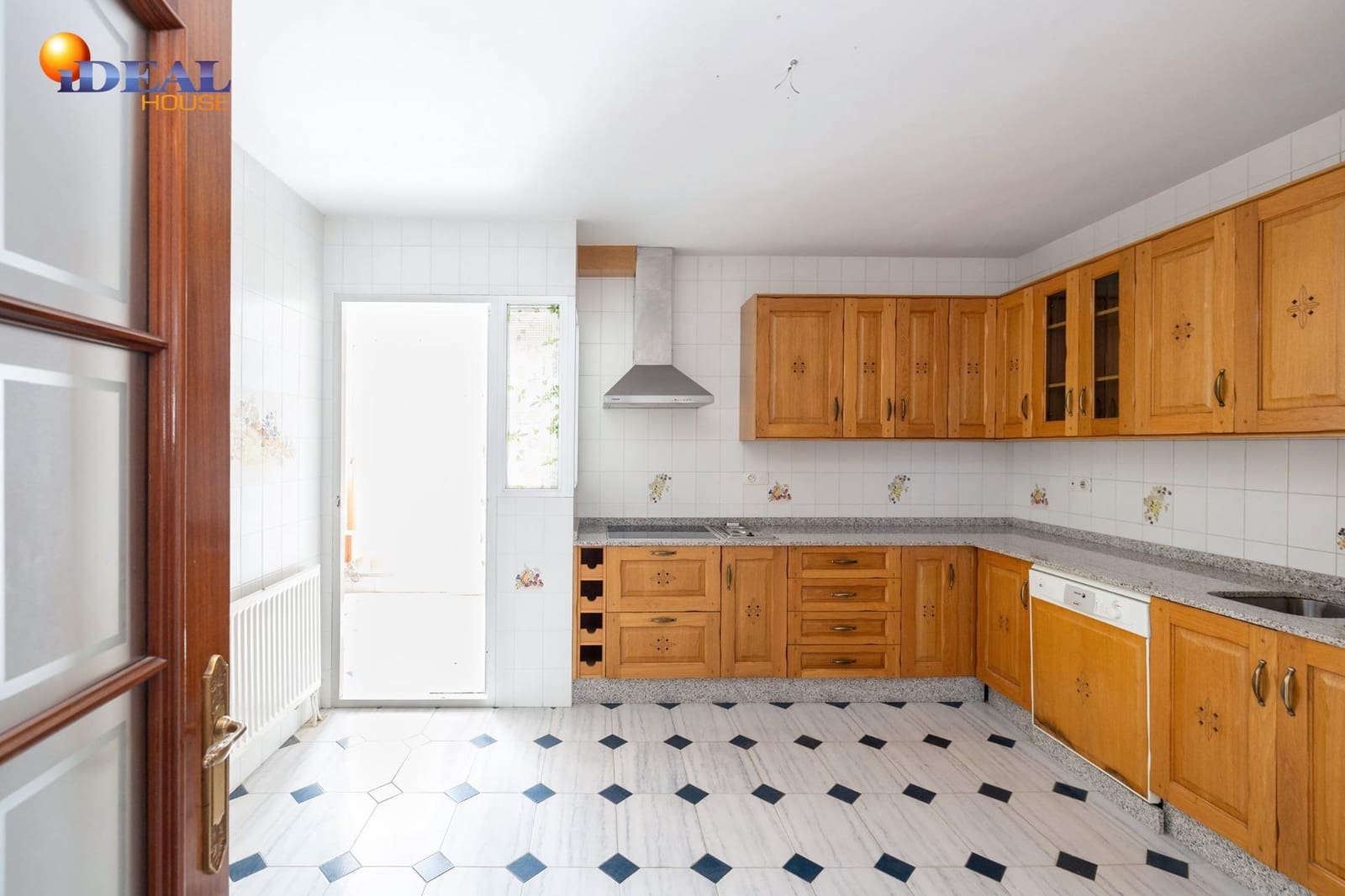 4 bedroom Flat for sale in Alcala la Real with garage - € 235,000 (Ref: 9434175)