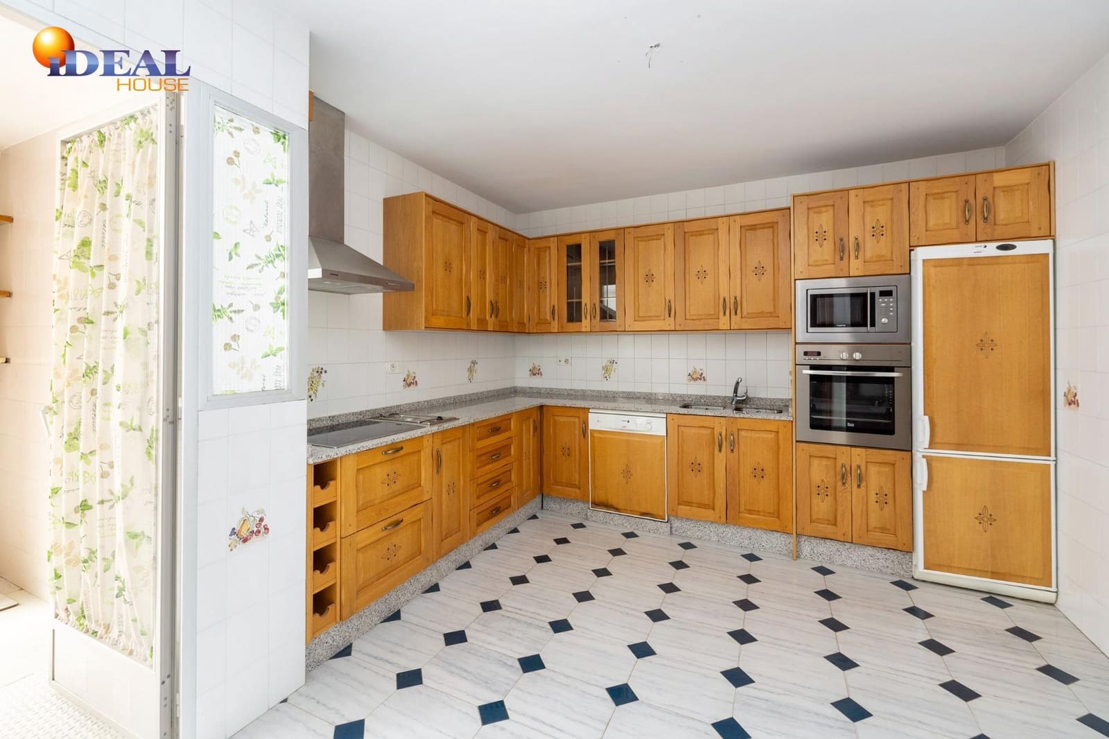 4 bedroom Flat for sale in Alcala la Real with garage - € 235,000 (Ref: 9434175)