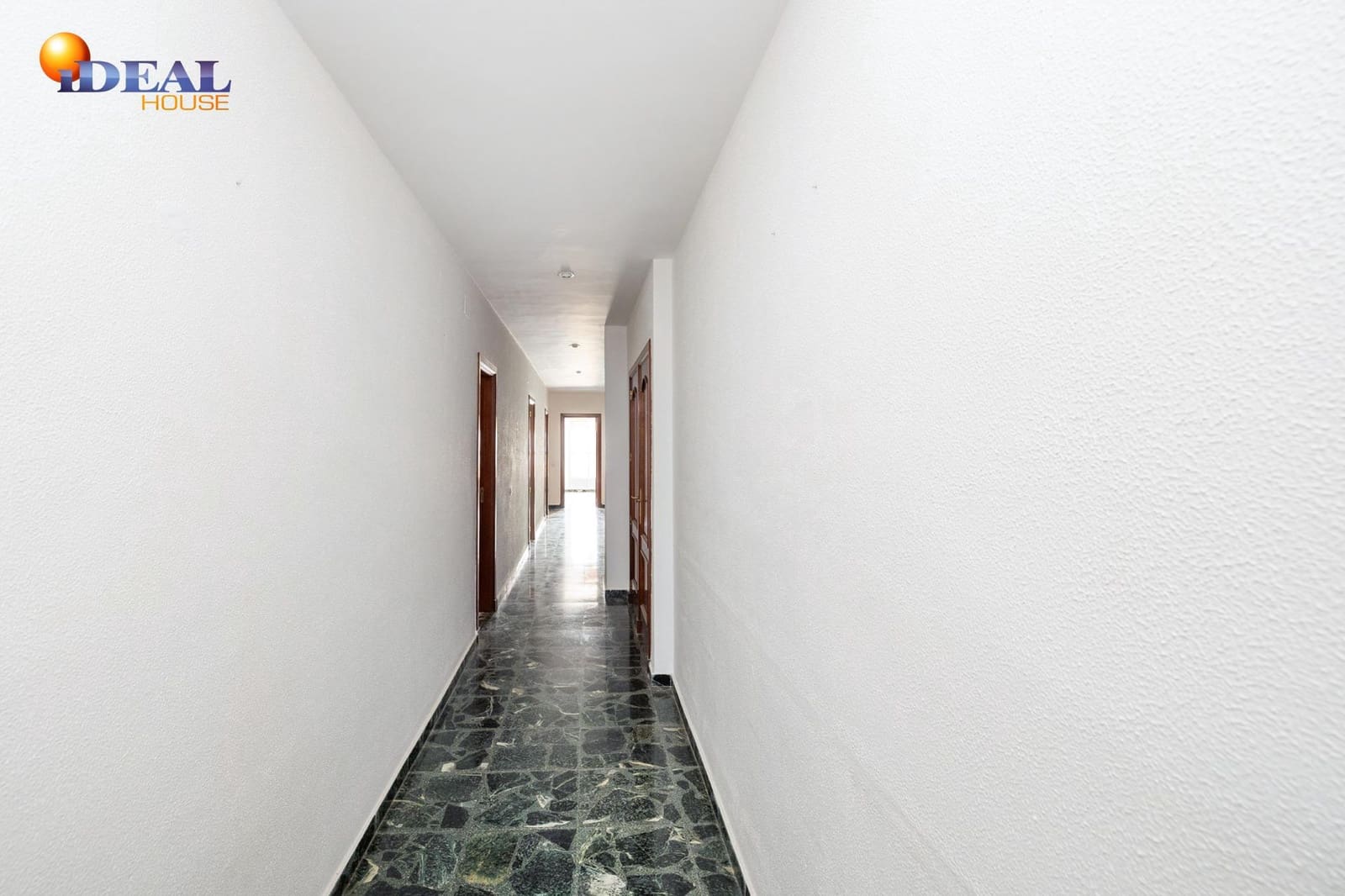 4 bedroom Flat for sale in Alcala la Real with garage - € 235,000 (Ref: 9434175)