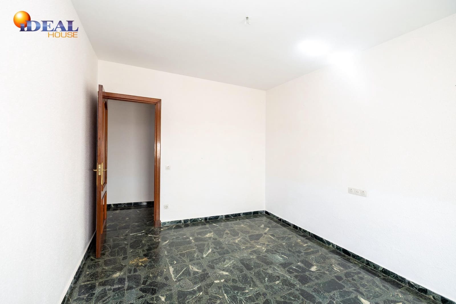 4 bedroom Flat for sale in Alcala la Real with garage - € 235,000 (Ref: 9434175)