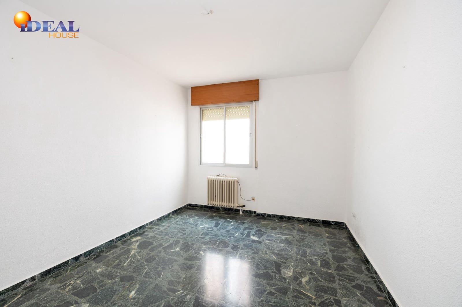 4 bedroom Flat for sale in Alcala la Real with garage - € 235,000 (Ref: 9434175)