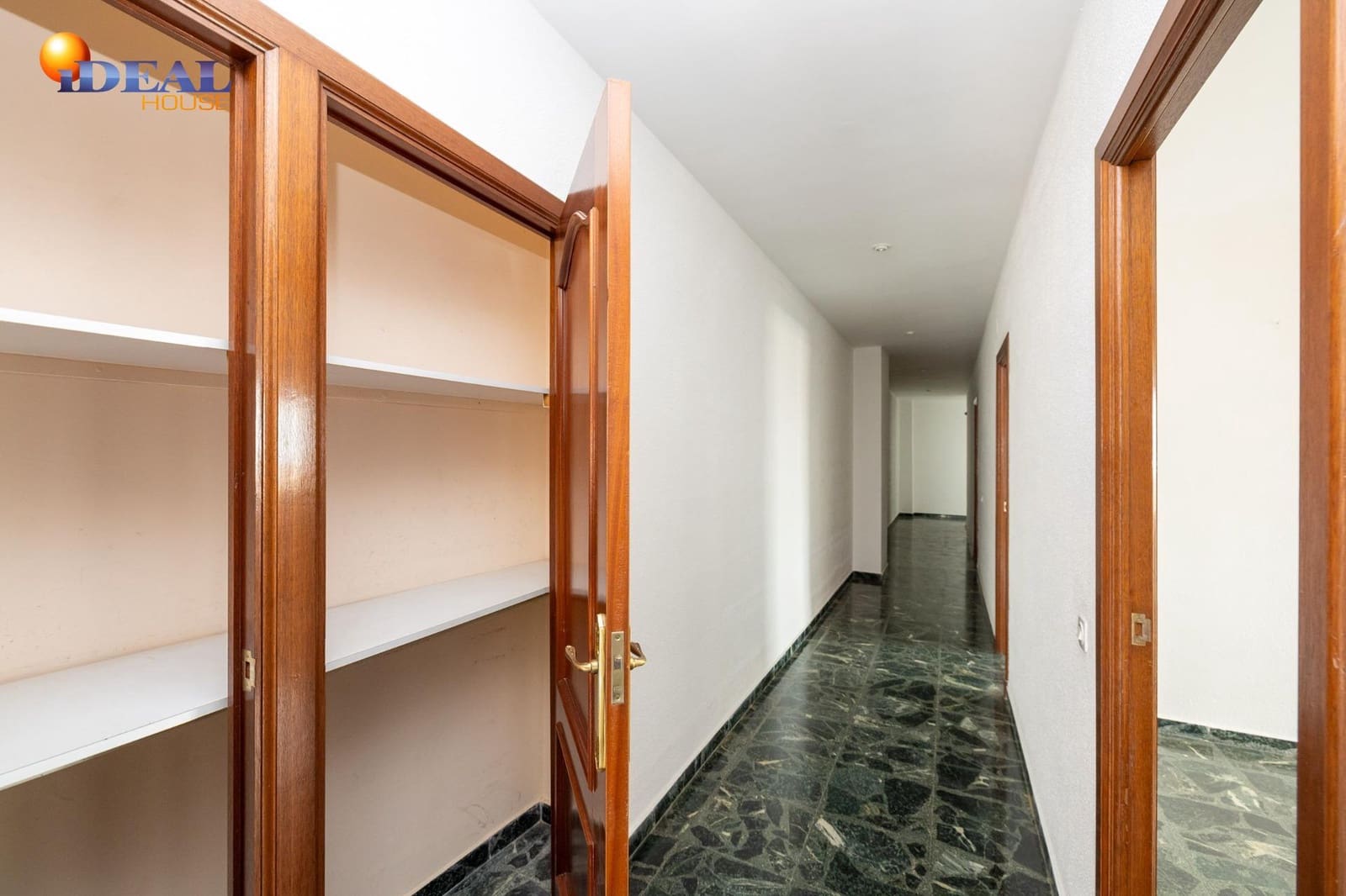 4 bedroom Flat for sale in Alcala la Real with garage - € 235,000 (Ref: 9434175)