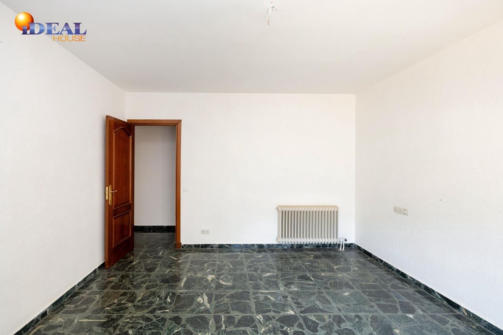 4 bedroom Flat for sale in Alcala la Real with garage - € 235,000 (Ref: 9434175)