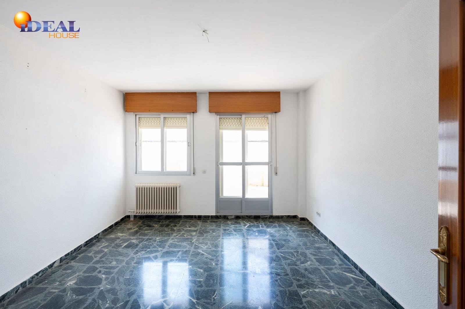 4 bedroom Flat for sale in Alcala la Real with garage - € 235,000 (Ref: 9434175)