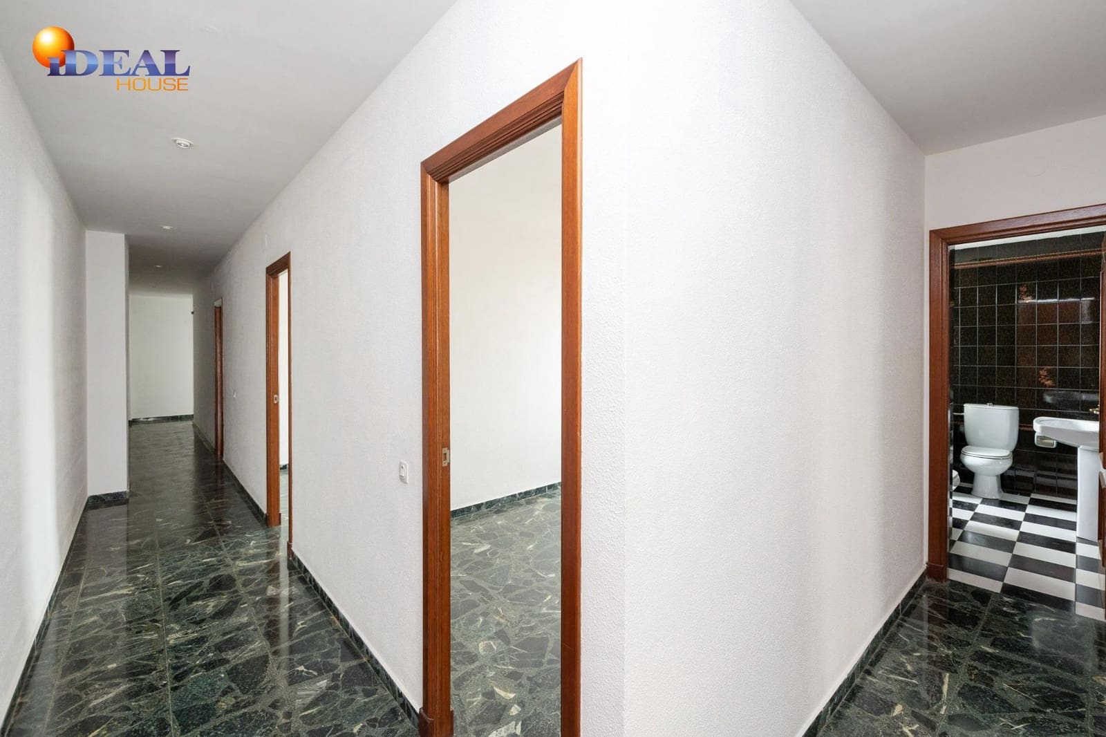 4 bedroom Flat for sale in Alcala la Real with garage - € 235,000 (Ref: 9434175)