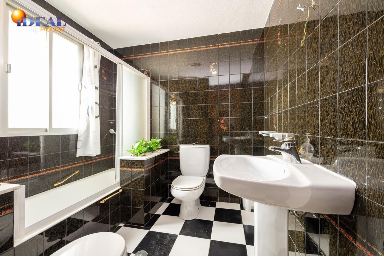 4 bedroom Flat for sale in Alcala la Real with garage - € 235,000 (Ref: 9434175)