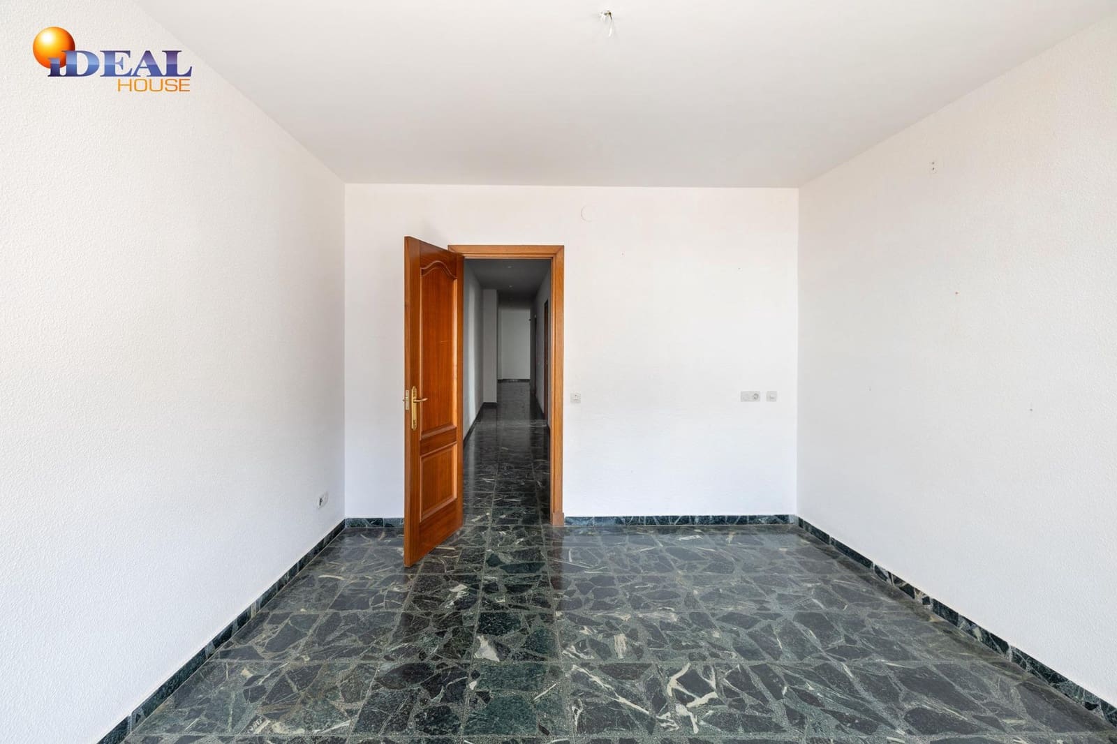 4 bedroom Flat for sale in Alcala la Real with garage - € 235,000 (Ref: 9434175)