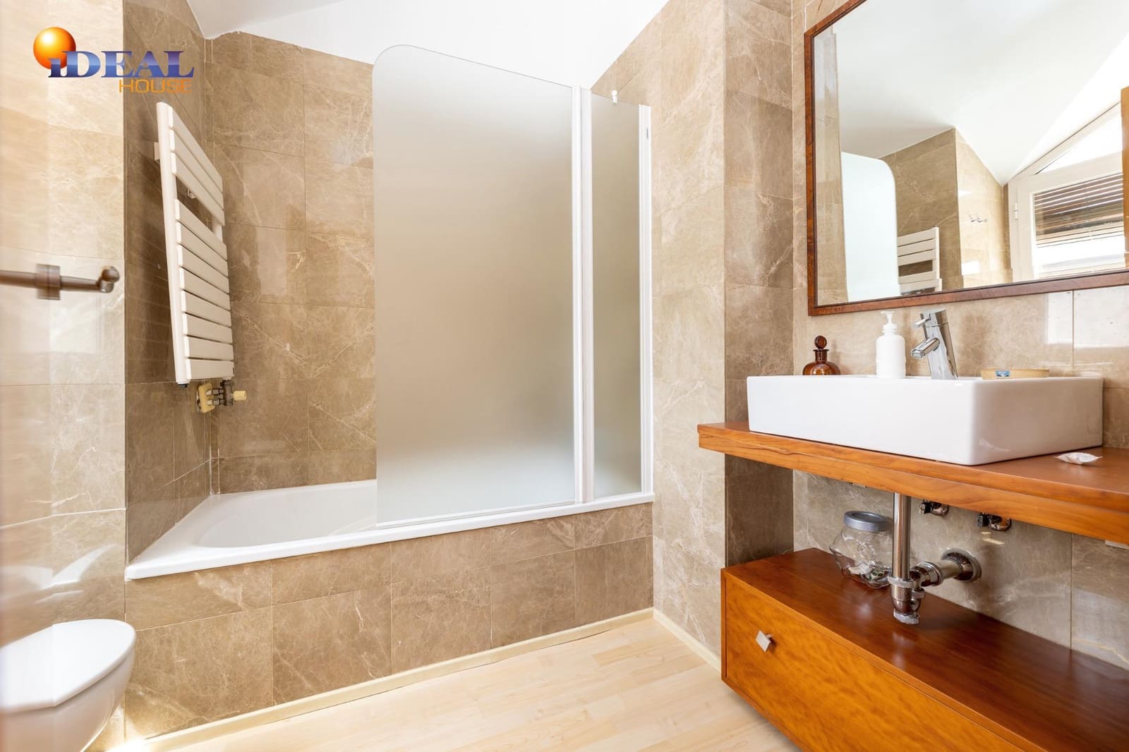 4 slaapkamer Rijtjeshuis te koop in Granada stad met zwembad garage - € 430.000 (Ref: 9434189)