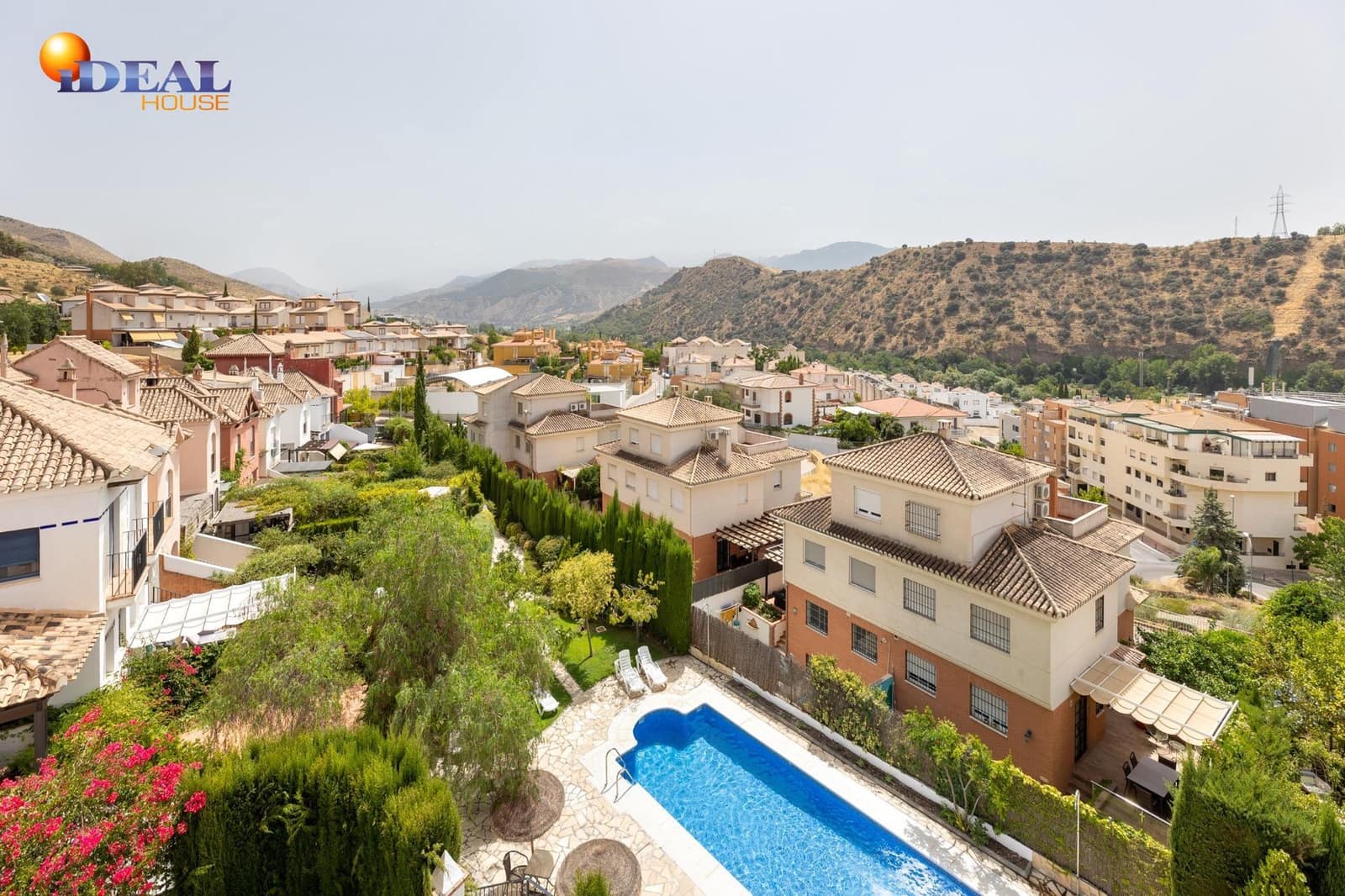 4 slaapkamer Rijtjeshuis te koop in Granada stad met zwembad garage - € 430.000 (Ref: 9434189)