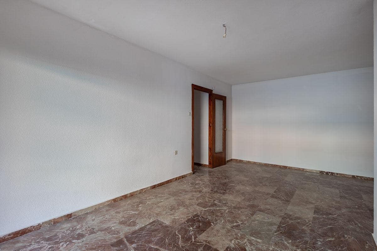 4 bedroom Flat for sale in Granada city - € 199,900 (Ref: 9434193)